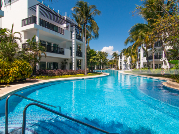 The Fives Beach Hotel and Residences Swim-Up