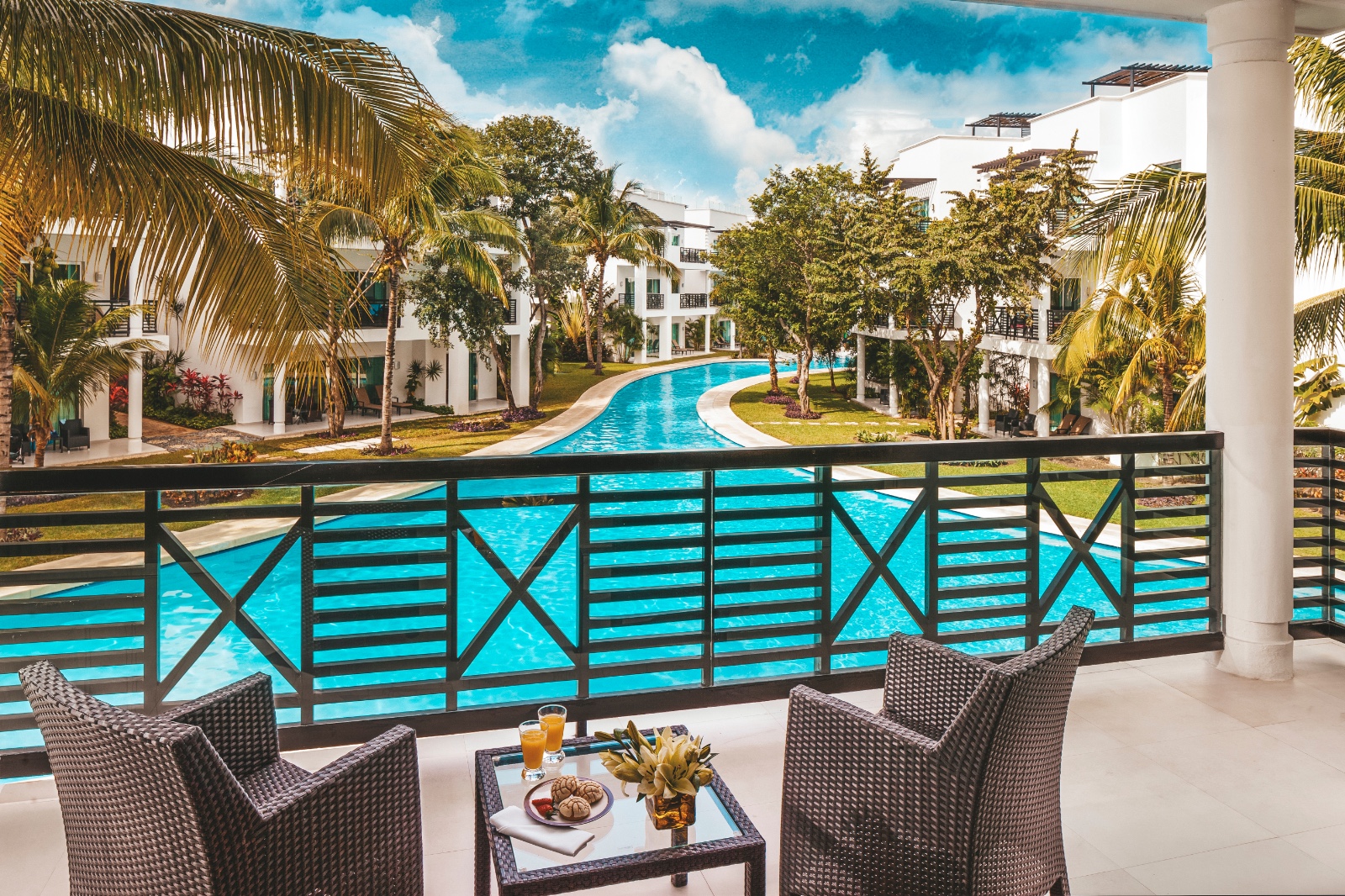 second_floor_pool_view_-_segundo_piso_vista_a_la_piscina